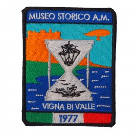 TOPPA DISTINTIVO RICAMATO CON VELCRO 70X90 MM MUSEO STORICO AM VIGNA DI VALLE