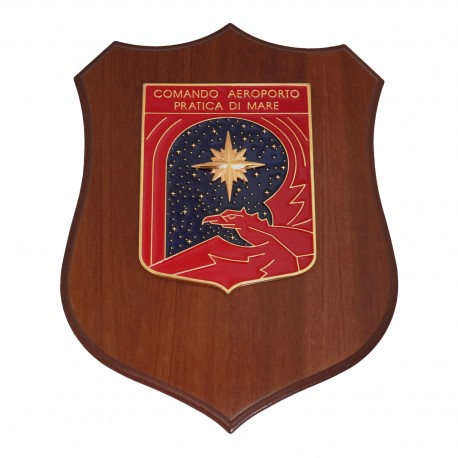 CREST IN METALLO SMALTATO BASE LEGNO 22,5X17,5CM COM.AER.PRATICA DI MARE