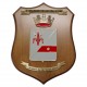 CREST IN METALLO SMALTATO BASE LEGNO 22,5X17,5CM 2 RGT TRASMISSIONI ALP.